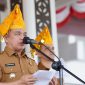 Wali Kota Palu Hadianto Rasyid mengenakan Siga saat memimpin upacara peringatan HARGANAS ke-32 di halaman Kantor Wali Kota, Senin, 30 Juni 2025. Foto: Pemkot Palu 