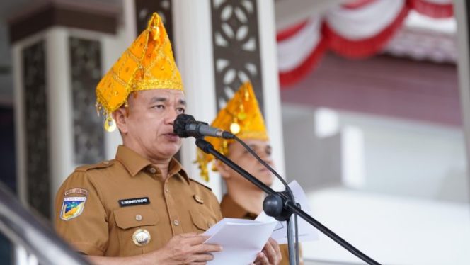 
 Wali Kota Palu Hadianto Rasyid mengenakan Siga saat memimpin upacara peringatan HARGANAS ke-32 di halaman Kantor Wali Kota, Senin, 30 Juni 2025. Foto: Pemkot Palu 