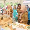 Sejumlah pejabat dan peserta mencicipi serta menilai produk kuliner lokal UMKM dalam rangkaian peluncuran program Torue Berdaya di Pantai Arjuna, Desa Tolai Barat, Kecamatan Torue, Parigi Moutong, Senin (30/6/2025). Foto: Diskominfo Parimo 