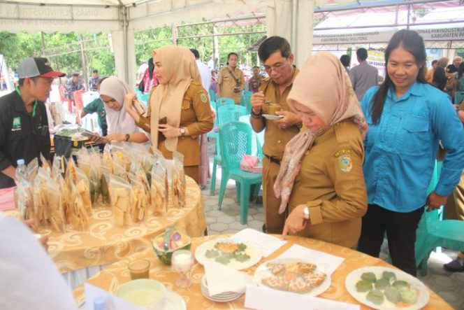 
 Sejumlah pejabat dan peserta mencicipi serta menilai produk kuliner lokal UMKM dalam rangkaian peluncuran program Torue Berdaya di Pantai Arjuna, Desa Tolai Barat, Kecamatan Torue, Parigi Moutong, Senin (30/6/2025). Foto: Diskominfo Parimo 