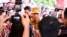 Gubernur Sulawesi Tengah Anwar Hafid memberikan keterangan pers usai menghadiri pemusnahan 40 kilogram sabu di Mapolda Sulteng, Senin, 30 Juni 2025. Dalam pernyataannya, Anwar menegaskan ASN yang terlibat narkoba akan langsung dipecat tanpa rehabilitasi. Foto: Tim Media Gubernur Sulteng 