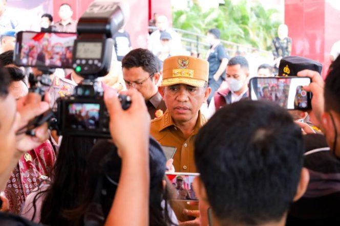 
 Gubernur Sulawesi Tengah Anwar Hafid memberikan keterangan pers usai menghadiri pemusnahan 40 kilogram sabu di Mapolda Sulteng, Senin, 30 Juni 2025. Dalam pernyataannya, Anwar menegaskan ASN yang terlibat narkoba akan langsung dipecat tanpa rehabilitasi. Foto: Tim Media Gubernur Sulteng 