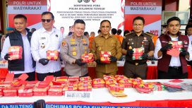 Gubernur Sulawesi Tengah Anwar Hafid (tengah) bersama Kapolda Sulteng Irjen Pol Agus Nugroho dan jajaran Forkopimda menunjukkan barang bukti sabu seberat 40 kilogram dalam konferensi pers pengungkapan kasus narkotika di Mapolda Sulteng, Palu, Senin, 30 Juni 2025. Foto: Tim Media Gubernur Sulteng 