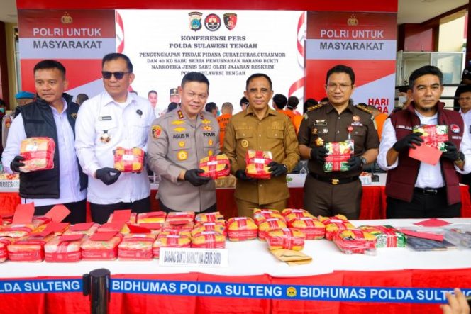 
 Gubernur Sulawesi Tengah Anwar Hafid (tengah) bersama Kapolda Sulteng Irjen Pol Agus Nugroho dan jajaran Forkopimda menunjukkan barang bukti sabu seberat 40 kilogram dalam konferensi pers pengungkapan kasus narkotika di Mapolda Sulteng, Palu, Senin, 30 Juni 2025. Foto: Tim Media Gubernur Sulteng 