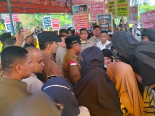 Gubernur Sulawesi Tengah Anwar Hafid berdialog dengan warga saat aksi damai penolakan tambang di Jalan Malonda, Ulujadi, Kota Palu, Selasa, 10 Juni 2025. Dalam aksi jilid kedua ini, warga dari Desa Tipo, Kalora, dan Kinovaro menuntut pencabutan izin tambang yang dianggap merusak lingkungan dan berpotensi memicu konflik sosial. Foto: Tim PaluPoso