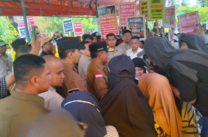 
 Gubernur Sulawesi Tengah Anwar Hafid berdialog dengan warga saat aksi damai penolakan tambang di Jalan Malonda, Ulujadi, Kota Palu, Selasa, 10 Juni 2025. Dalam aksi jilid kedua ini, warga dari Desa Tipo, Kalora, dan Kinovaro menuntut pencabutan izin tambang yang dianggap merusak lingkungan dan berpotensi memicu konflik sosial. Foto: Tim PaluPoso
