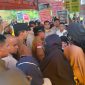 Gubernur Sulawesi Tengah Anwar Hafid berdialog dengan warga saat aksi damai penolakan tambang di Jalan Malonda, Ulujadi, Kota Palu, Selasa, 10 Juni 2025. Dalam aksi jilid kedua ini, warga dari Desa Tipo, Kalora, dan Kinovaro menuntut pencabutan izin tambang yang dianggap merusak lingkungan dan berpotensi memicu konflik sosial.