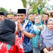 Gubernur Sulawesi Tengah, Anwar Hafid, bersama Wakil Gubernur Reny A. Lamadjido, meresmikan kegiatan Gema Kerukunan Masyarakat Kulawi Raya yang berlangsung di Lapangan Garuda, Desa Tompe Bugis, Kecamatan Kulawi Selatan, pada Minggu, 15 Juni 2025. Foto: Media Berani 