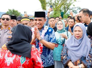 Gubernur Sulawesi Tengah, Anwar Hafid, bersama Wakil Gubernur Reny A. Lamadjido, meresmikan kegiatan Gema Kerukunan Masyarakat Kulawi Raya yang berlangsung di Lapangan Garuda, Desa Tompe Bugis, Kecamatan Kulawi Selatan, pada Minggu, 15 Juni 2025. Foto: Media Berani 