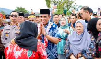 Gubernur Sulawesi Tengah, Anwar Hafid, bersama Wakil Gubernur Reny A. Lamadjido, meresmikan kegiatan Gema Kerukunan Masyarakat Kulawi Raya yang berlangsung di Lapangan Garuda, Desa Tompe Bugis, Kecamatan Kulawi Selatan, pada Minggu, 15 Juni 2025. Foto: Media Berani 