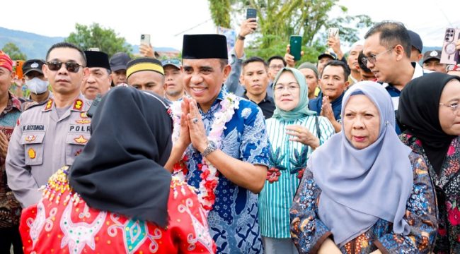 Gubernur Sulawesi Tengah, Anwar Hafid, bersama Wakil Gubernur Reny A. Lamadjido, meresmikan kegiatan Gema Kerukunan Masyarakat Kulawi Raya yang berlangsung di Lapangan Garuda, Desa Tompe Bugis, Kecamatan Kulawi Selatan, pada Minggu, 15 Juni 2025. Foto: Media Berani 
