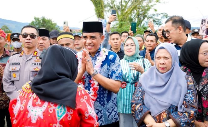 
 Gubernur Sulawesi Tengah, Anwar Hafid, bersama Wakil Gubernur Reny A. Lamadjido, meresmikan kegiatan Gema Kerukunan Masyarakat Kulawi Raya yang berlangsung di Lapangan Garuda, Desa Tompe Bugis, Kecamatan Kulawi Selatan, pada Minggu, 15 Juni 2025. Foto: Media Berani 