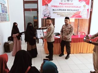 Kepolisian Republik Indonesia melalui Satuan Tugas (Satgas) II Preemtif Operasi Madago Raya menggelar pelatihan menjahit di Kabupaten Poso, Sulawesi Tengah, Selasa 17 Juni 2025. Foto: Dok. Polda Sulteng 