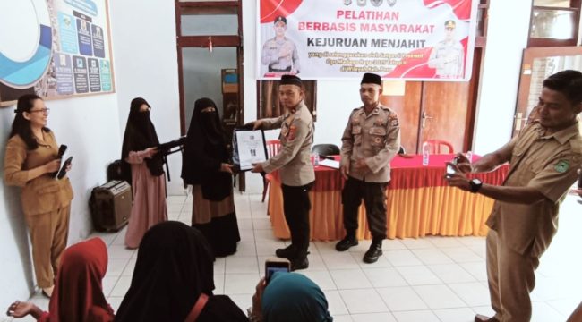 Kepolisian Republik Indonesia melalui Satuan Tugas (Satgas) II Preemtif Operasi Madago Raya menggelar pelatihan menjahit di Kabupaten Poso, Sulawesi Tengah, Selasa 17 Juni 2025. Foto: Dok. Polda Sulteng 