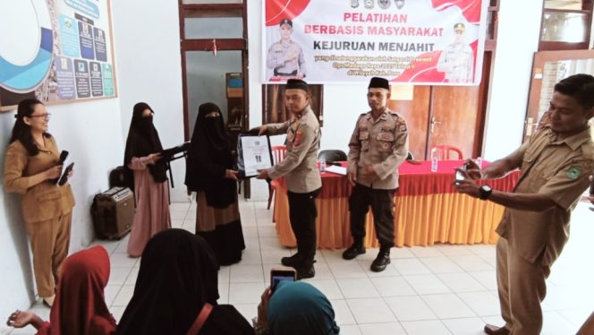 
 Kepolisian Republik Indonesia melalui Satuan Tugas (Satgas) II Preemtif Operasi Madago Raya menggelar pelatihan menjahit di Kabupaten Poso, Sulawesi Tengah, Selasa 17 Juni 2025. Foto: Dok. Polda Sulteng 