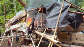 Warga membakar salah satu kamp penambang emas ilegal di kawasan aliran Sungai Tada, Desa Oncone Raya, Kecamatan Tinombo Selatan, Parigi Moutong, Sabtu, 21 Juni 2025. Aksi ini merupakan bentuk protes terhadap pencemaran lingkungan dan rusaknya sistem irigasi akibat aktivitas tambang tanpa izin. Foto: Istimewa 