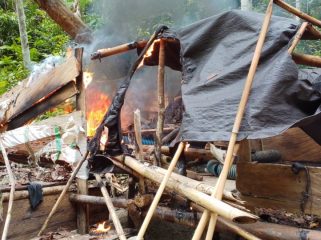 Warga membakar salah satu kamp penambang emas ilegal di kawasan aliran Sungai Tada, Desa Oncone Raya, Kecamatan Tinombo Selatan, Parigi Moutong, Sabtu, 21 Juni 2025. Aksi ini merupakan bentuk protes terhadap pencemaran lingkungan dan rusaknya sistem irigasi akibat aktivitas tambang tanpa izin. Foto: Istimewa 