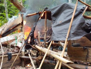 Warga membakar salah satu kamp penambang emas ilegal di kawasan aliran Sungai Tada, Desa Oncone Raya, Kecamatan Tinombo Selatan, Parigi Moutong, Sabtu, 21 Juni 2025. Aksi ini merupakan bentuk protes terhadap pencemaran lingkungan dan rusaknya sistem irigasi akibat aktivitas tambang tanpa izin. Foto: Istimewa 