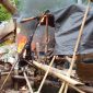 Warga membakar salah satu kamp penambang emas ilegal di kawasan aliran Sungai Tada, Desa Oncone Raya, Kecamatan Tinombo Selatan, Parigi Moutong, Sabtu, 21 Juni 2025. Aksi ini merupakan bentuk protes terhadap pencemaran lingkungan dan rusaknya sistem irigasi akibat aktivitas tambang tanpa izin.