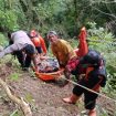Tim SAR Gabungan mengevakuasi Kasmad Larasa, korban kecelakaan minibus yang terjun ke jurang sedalam 110 meter di Desa Toboli, Kecamatan Parigi Utara, Kabupaten Parigi Moutong, Selasa, 24 Juni 2025. Korban selamat meski mengalami patah tulang. Foto: Tim SAR
