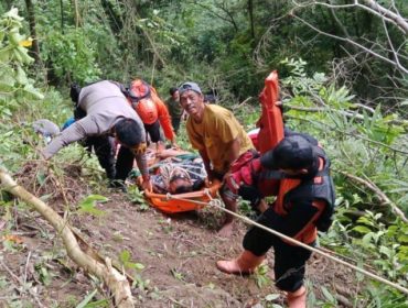 Tim SAR Gabungan mengevakuasi Kasmad Larasa, korban kecelakaan minibus yang terjun ke jurang sedalam 110 meter di Desa Toboli, Kecamatan Parigi Utara, Kabupaten Parigi Moutong, Selasa, 24 Juni 2025. Korban selamat meski mengalami patah tulang. Foto: Tim SAR