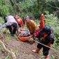 Tim SAR Gabungan mengevakuasi Kasmad Larasa, korban kecelakaan minibus yang terjun ke jurang sedalam 110 meter di Desa Toboli, Kecamatan Parigi Utara, Kabupaten Parigi Moutong, Selasa, 24 Juni 2025. Korban selamat meski mengalami patah tulang.