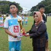 Ketua Fraksi Partai Gerindra DPRD Poso, Rohana Hadjatu, menyerahkan trofi juara kepada pemain terbaik Liga Sentra Indonesia di Lapangan Kasintuwu, Poso, Selasa, 24 Juni 2025. Foto: Istimewa 