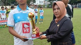 Ketua Fraksi Partai Gerindra DPRD Poso, Rohana Hadjatu, menyerahkan trofi juara kepada pemain terbaik Liga Sentra Indonesia di Lapangan Kasintuwu, Poso, Selasa, 24 Juni 2025. Foto: Istimewa 