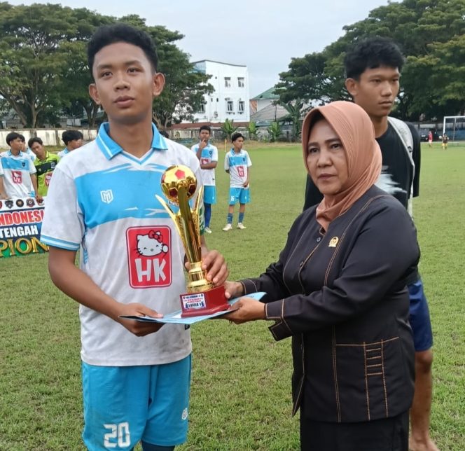 
 Ketua Fraksi Partai Gerindra DPRD Poso, Rohana Hadjatu, menyerahkan trofi juara kepada pemain terbaik Liga Sentra Indonesia di Lapangan Kasintuwu, Poso, Selasa, 24 Juni 2025. Foto: Istimewa 