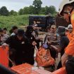 Petugas SAR gabungan mengevakuasi jenazah korban longsor Tirtanagaya ke kendaraan operasional, Rabu, 25 Juni 2025. Foto: Dok. Tim SAR 