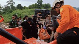 Petugas SAR gabungan mengevakuasi jenazah korban longsor Tirtanagaya ke kendaraan operasional, Rabu, 25 Juni 2025. Foto: Dok. Tim SAR 