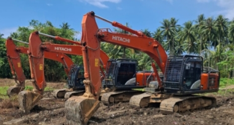 Tiga unit ekskavator yang disita polisi dari lokasi tambang emas ilegal di Kayuboko, Parigi Barat, Sulawesi Tengah. Pemiliknya masih misterius.