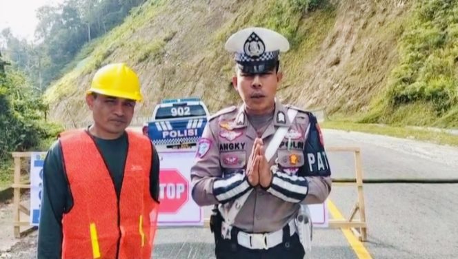 
 Petugas Siaga di Jalur Kebun Kopi!
Anggota Satlantas bersama pekerja proyek berjaga di titik buka tutup Jalan Kebun Kopi, Parigi Moutong. Foto: Istimewa 