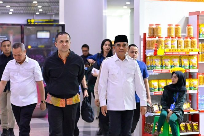 
 Menteri Transmigrasi RI, M. Iftitah Sulaiman Suryanagara, melakukan kunjungan kerja untuk meninjau pengembangan kawasan transmigrasi di Sigi. Foto: Pemprov Sulteng