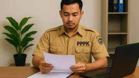 Seorang pegawai PPPK mengenakan seragam dinas tengah memeriksa berkas perpanjangan masa perjanjian kerja di ruang kerjanya. Foto: AI