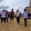 Wakil Bupati Parigi Moutong, Abdul Sahid, meninjau lokasi tambang Kayuboko bersama tim untuk memastikan penataan sesuai aturan dan menjaga lingkungan. Foto: Diskominfo Parimo