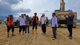 Wakil Bupati Parigi Moutong, Abdul Sahid, meninjau lokasi tambang Kayuboko bersama tim untuk memastikan penataan sesuai aturan dan menjaga lingkungan. Foto: Diskominfo Parimo