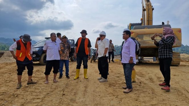 
 Wakil Bupati Parigi Moutong, Abdul Sahid, meninjau lokasi tambang Kayuboko bersama tim untuk memastikan penataan sesuai aturan dan menjaga lingkungan. Foto: Diskominfo Parimo