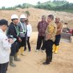 Wakil Bupati Parigi Moutong bersama tim meninjau lokasi tambang di Kayuboko, berdiskusi dengan pekerja untuk memastikan aktivitas sesuai regulasi dan ramah lingkungan. Foto: Diskominfo Parimo
