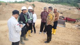 Wakil Bupati Parigi Moutong bersama tim meninjau lokasi tambang di Kayuboko, berdiskusi dengan pekerja untuk memastikan aktivitas sesuai regulasi dan ramah lingkungan. Foto: Diskominfo Parimo