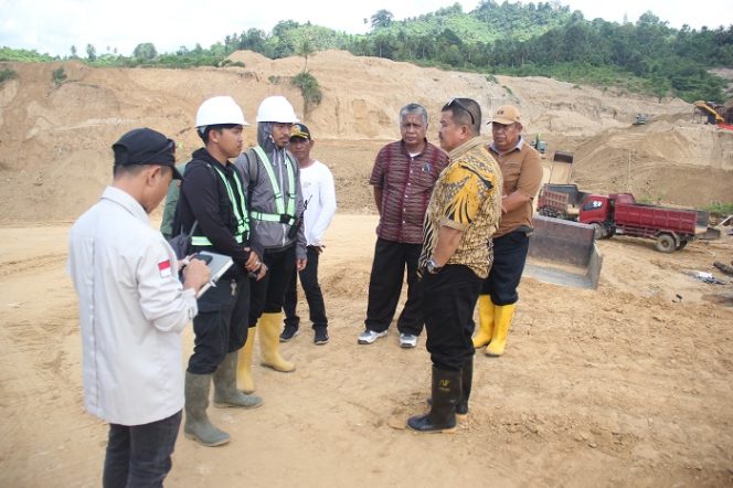 
 Wakil Bupati Parigi Moutong bersama tim meninjau lokasi tambang di Kayuboko, berdiskusi dengan pekerja untuk memastikan aktivitas sesuai regulasi dan ramah lingkungan. Foto: Diskominfo Parimo