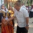 Wabup Abdul Sahid menyapa anak-anak berpakaian adat saat menghadiri pengukuhan pimpinan anak ranting BRNR di Pantai Rakata, Desa Pelawa Baru, Rabu, 11 Juni 2025. Foto: Diskominfo Parimo