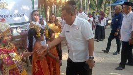 Wabup Abdul Sahid menyapa anak-anak berpakaian adat saat menghadiri pengukuhan pimpinan anak ranting BRNR di Pantai Rakata, Desa Pelawa Baru, Rabu, 11 Juni 2025. Foto: Diskominfo Parimo