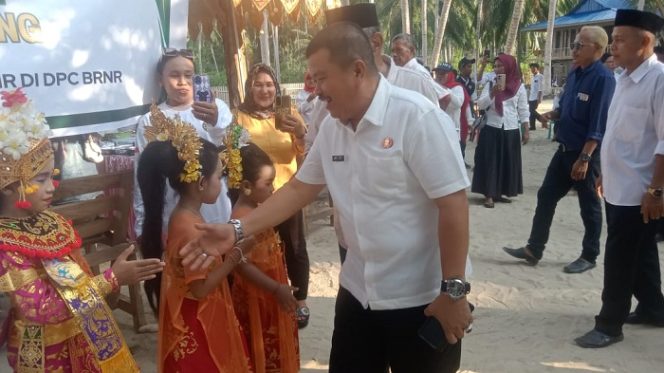 
 Wabup Abdul Sahid menyapa anak-anak berpakaian adat saat menghadiri pengukuhan pimpinan anak ranting BRNR di Pantai Rakata, Desa Pelawa Baru, Rabu, 11 Juni 2025. Foto: Diskominfo Parimo