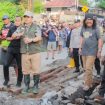 Wabup Parigi Moutong Abdul Sahid meninjau jembatan ambruk di Sausu, Minggu, 08 Juni 2025. Foto: Diskominfo Parimo