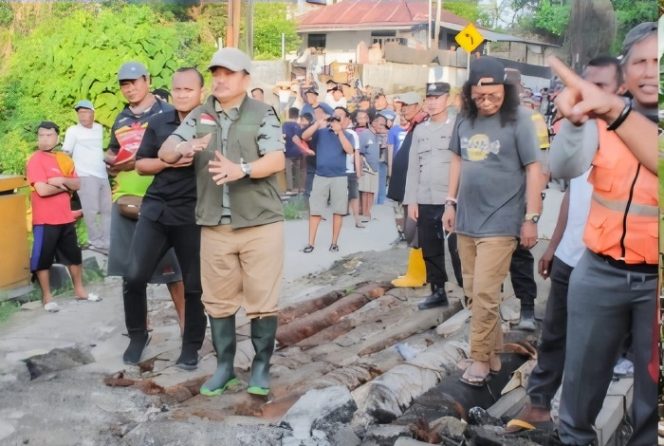 
 Wabup Parigi Moutong Abdul Sahid meninjau jembatan ambruk di Sausu, Minggu, 08 Juni 2025. Foto: Diskominfo Parimo