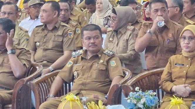 
 Wakil Bupati Parigi Moutong, Abdul Sahid, menghadiri sosialisasi peluang kerja dan penandatanganan MoU perlindungan pekerja migran bersama sejumlah pejabat daerah di Gedung Gelora Bumi Kaktus, Kota Palu. Foto: Diskominfo Parimo