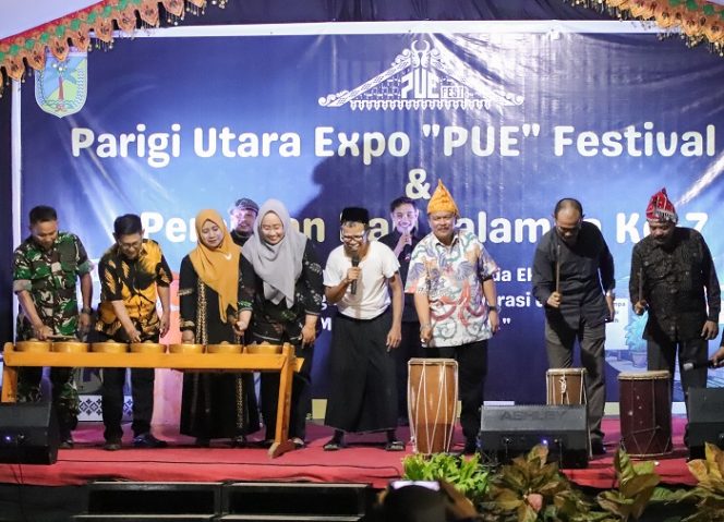 
 Wakil Bupati Abdul Sahid membuka Parigi Utara Expo 2025 dengan memukul alat musik tradisional di Toboli, Kamis, 12 Juni 2025. Foto: Diskominfo Parimo