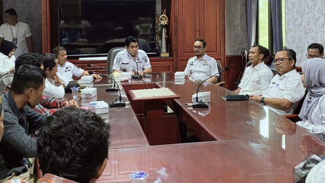 
 Bupati Parigi Moutong, Erwin Burase, dalam rapat bersama warga Jononunu yang digelar di ruang kerjanya, Rabu, 18 Juni 2025. Foto: Istimewa
