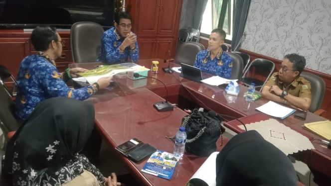 
 Suasana rapat koordinasi yang dipimpin langsung oleh Bupati Parigi Moutong, Erwin Burase dalam rangka membahas pembangunan sekolah rakyat, di ruang rapat kantor bupati, Selasa, 17 Juni 2025. Foto: Istimewa